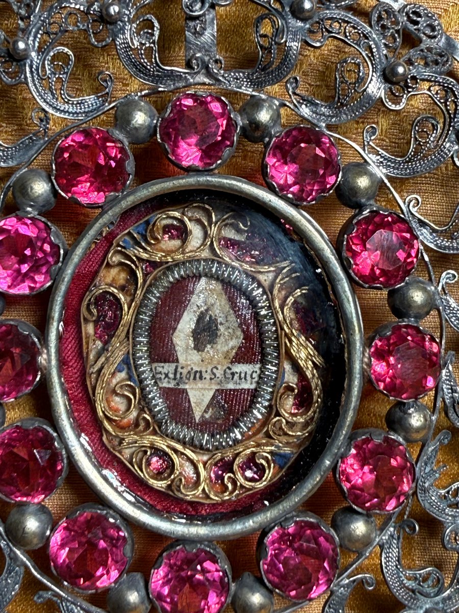 Étui en filigrane d'argent orné de pierres contenant un fragment de la S. Croix de Notre Segneu-photo-2