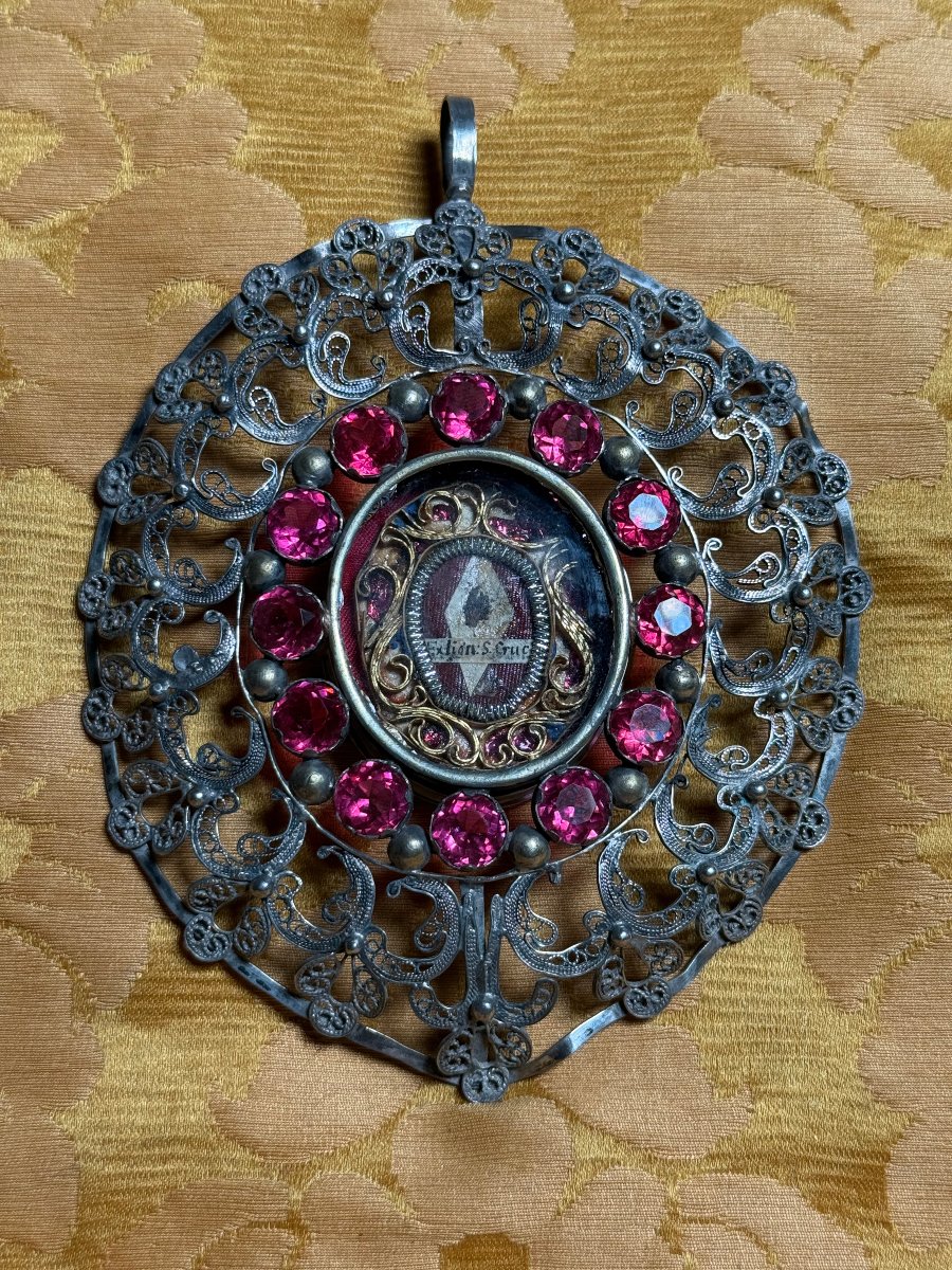 Étui en filigrane d'argent orné de pierres contenant un fragment de la S. Croix de Notre Segneu
