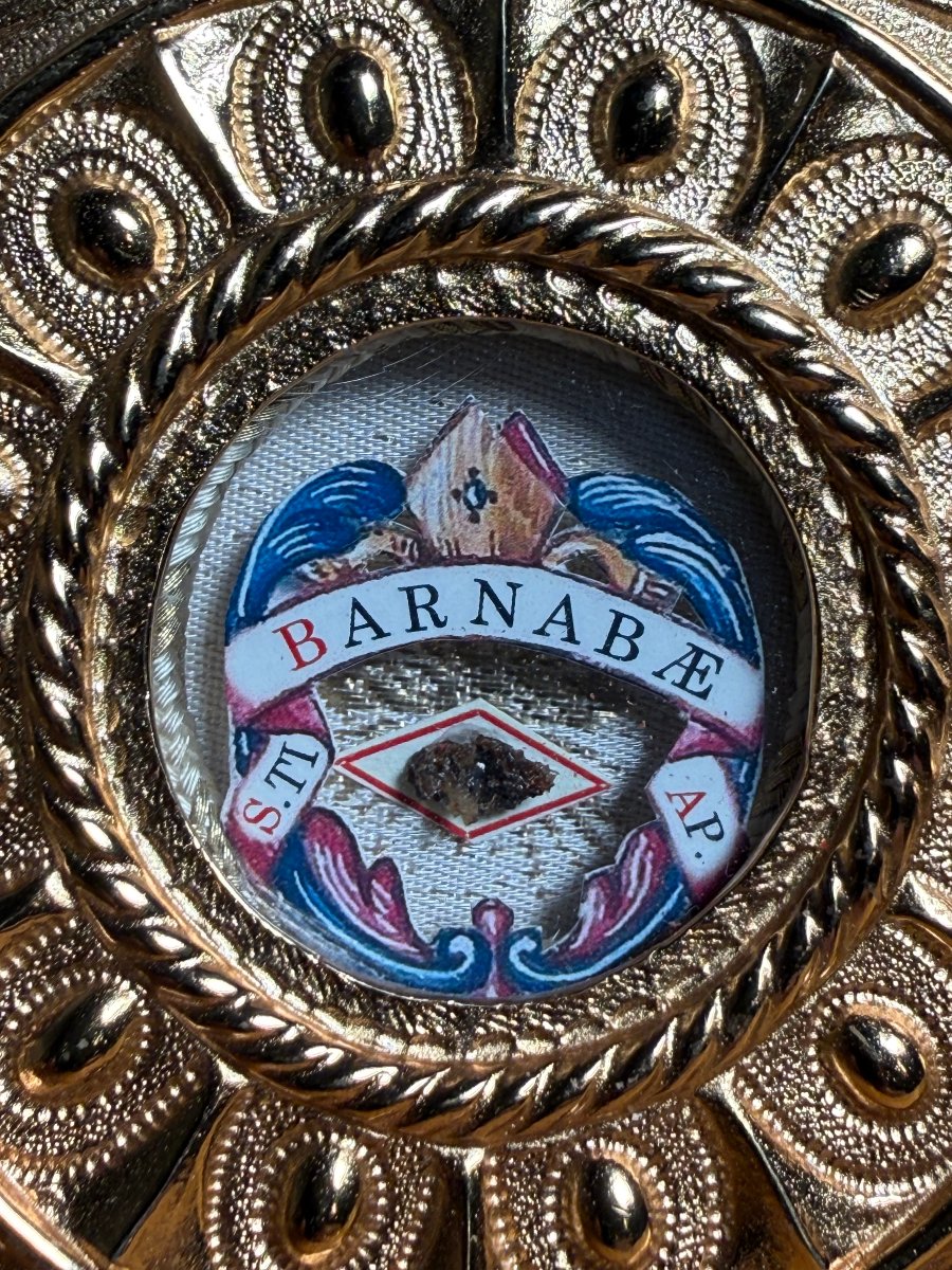 Coffret en métal doré contenant des miniatures et un fragment de relique de saint Barnabé Apôtr-photo-2