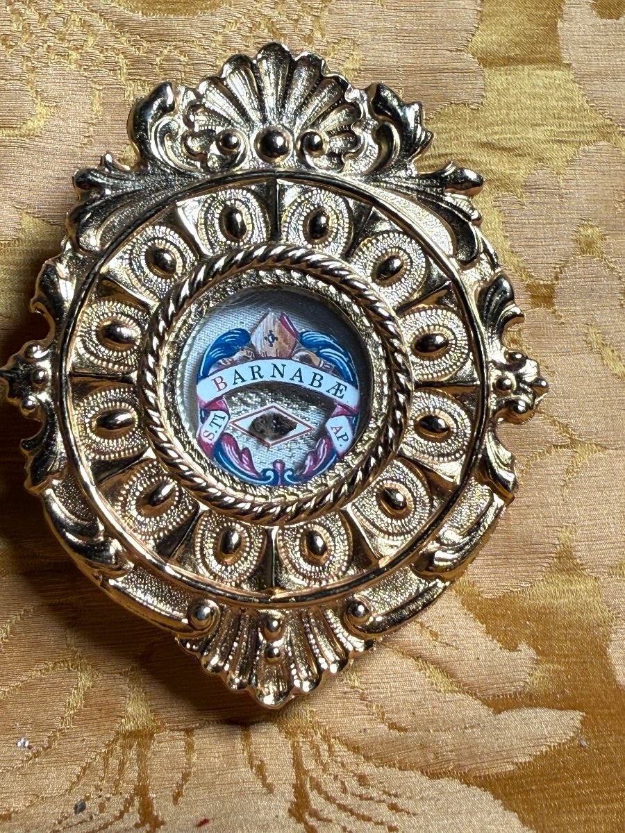 Coffret en métal doré contenant des miniatures et un fragment de relique de saint Barnabé Apôtr