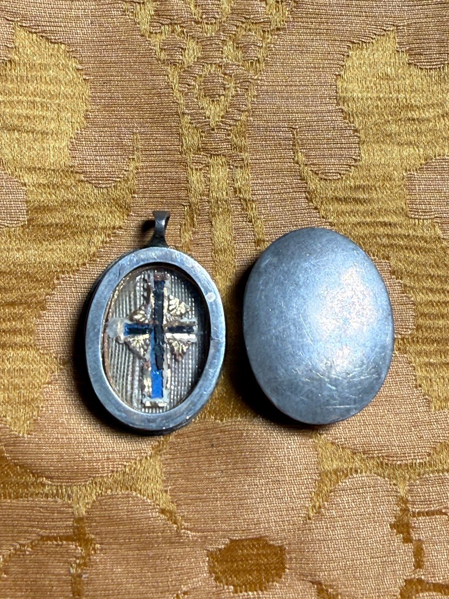 Silver Casket With A Clasp Containing A Relic Of The Holy Cross 