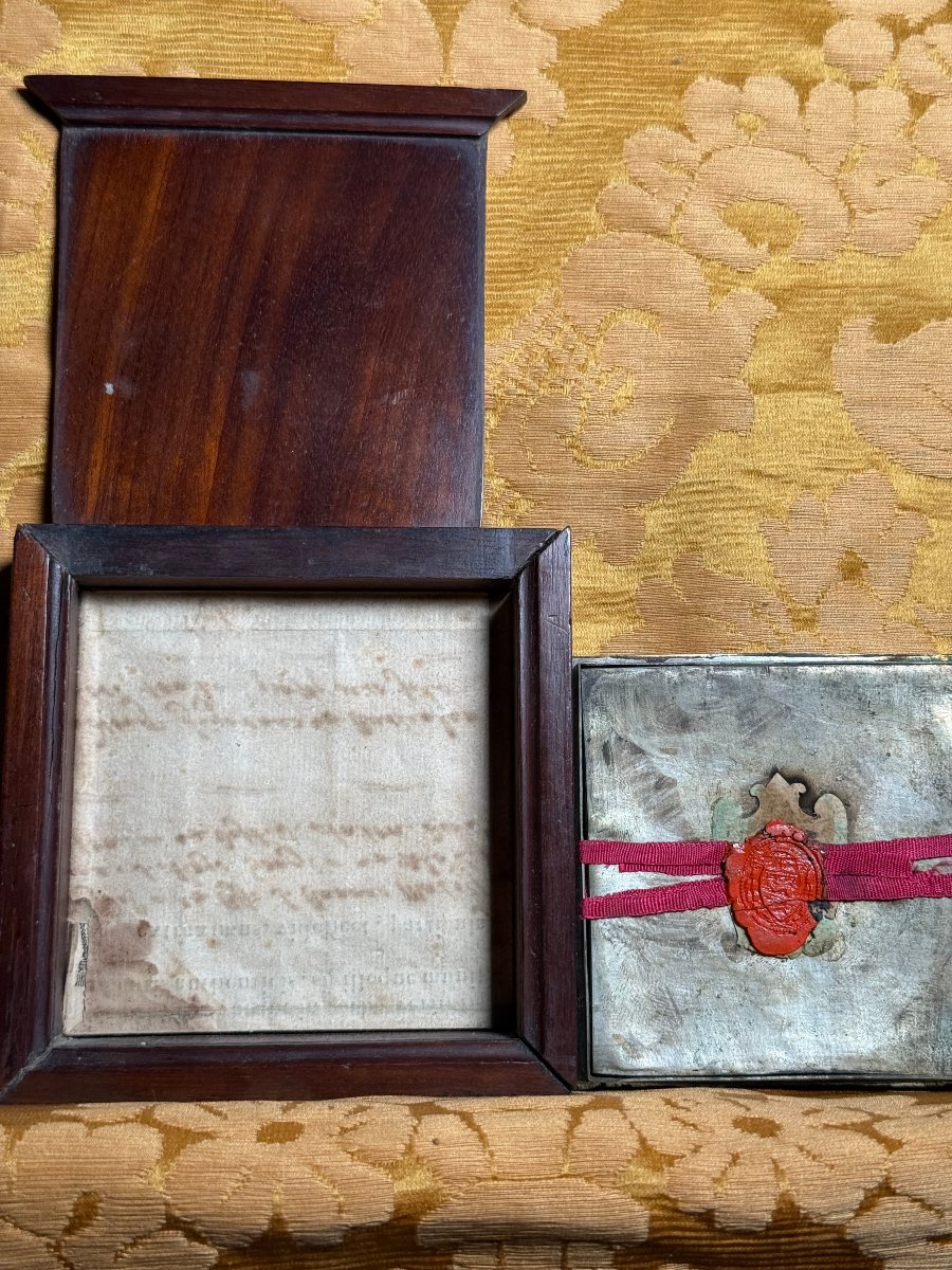 Metal Reliquary Housed In A Small Walnut Box Containing 9 Relics, Including The Holy Cross -photo-3