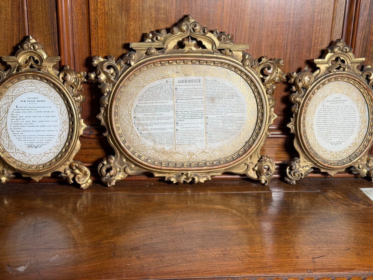 Triptyque de retable de style gothique, datant du milieu du XIXe siècle, sculpté et doré 