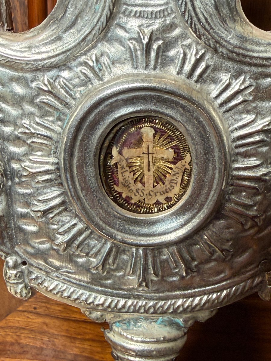 Reliquaire du XVIIIe siècle en métal repoussé contenant un fragment de la Sainte Croix de Jésus-photo-2