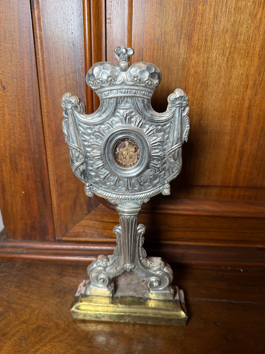 Reliquaire du XVIIIe siècle en métal repoussé contenant un fragment de la Sainte Croix de Jésus