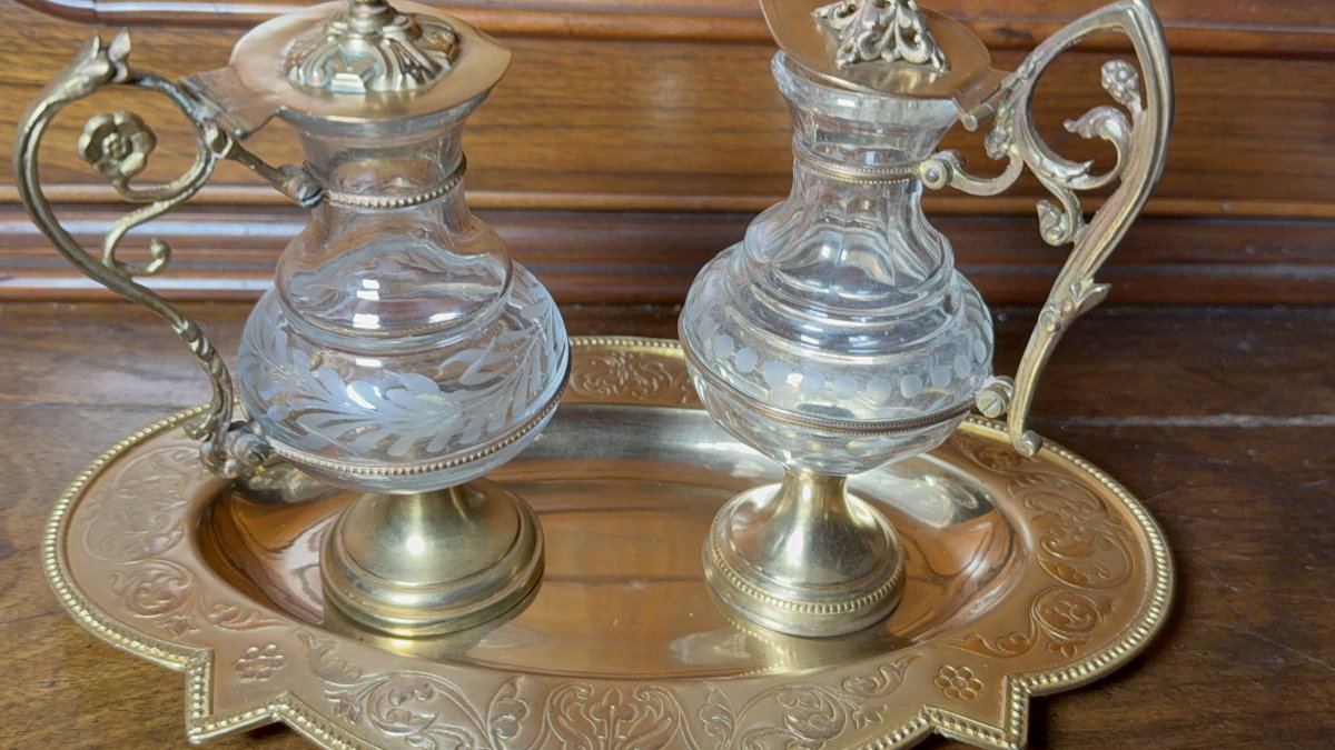 Paire de burettes en cristal taillé montés sur supports en laiton avec leur soucoupe-photo-2