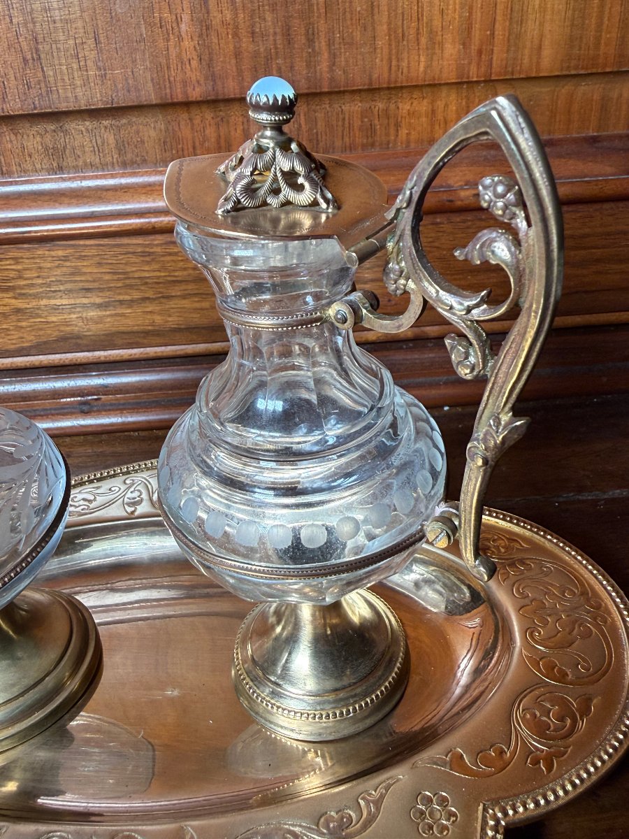 Paire de burettes en cristal taillé montés sur supports en laiton avec leur soucoupe-photo-4