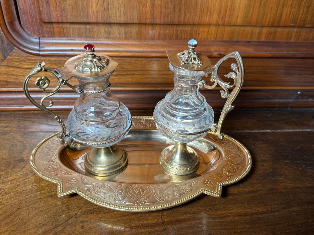 Paire de burettes en cristal taillé montés sur supports en laiton avec leur soucoupe