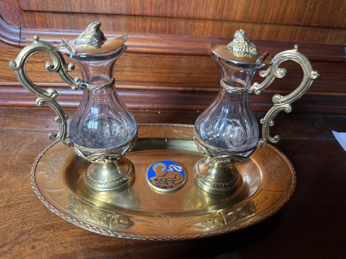 Paire de burettes en cristal taillé montés sur supports en bronze avec leur soucoupe