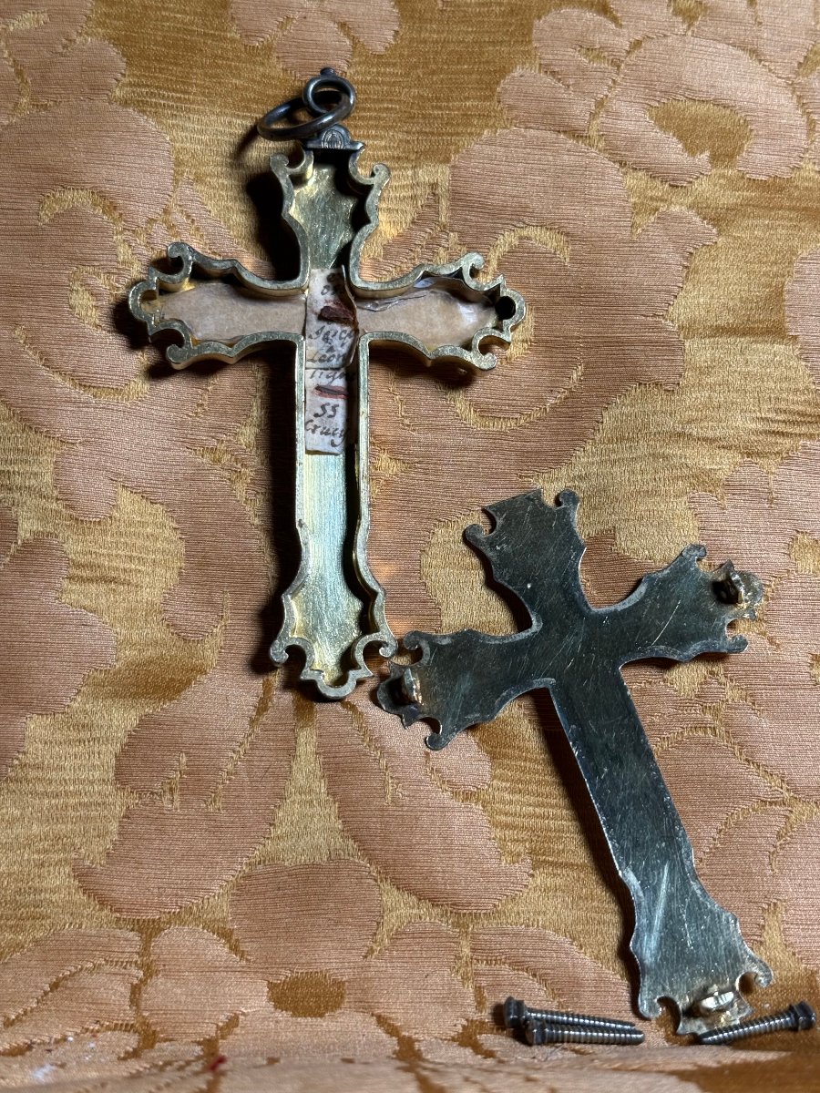Croix pectorale en métal repoussé et doré contenant les reliques de la Sainte Croix de saint Jo-photo-2