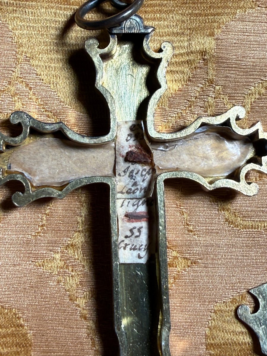 Croix pectorale en métal repoussé et doré contenant les reliques de la Sainte Croix de saint Jo-photo-3