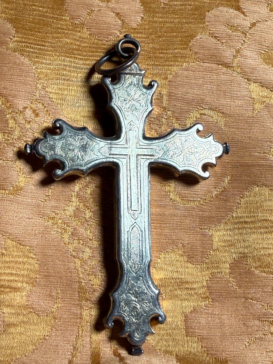 Croix pectorale en métal repoussé et doré contenant les reliques de la Sainte Croix de saint Jo