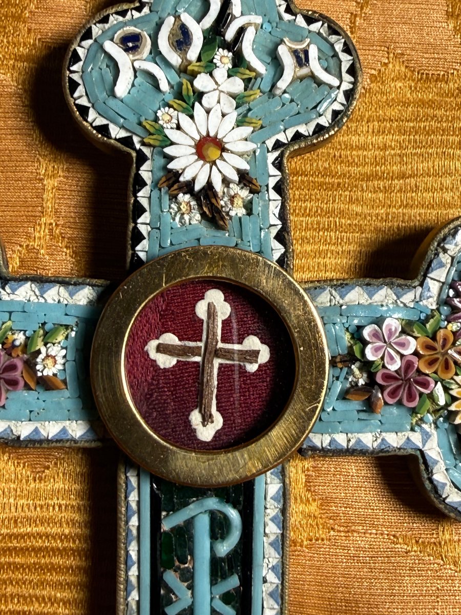 Croix pectorale romaine en mosaïque avec une relique de la Sainte Croix insérée au centre  -photo-2