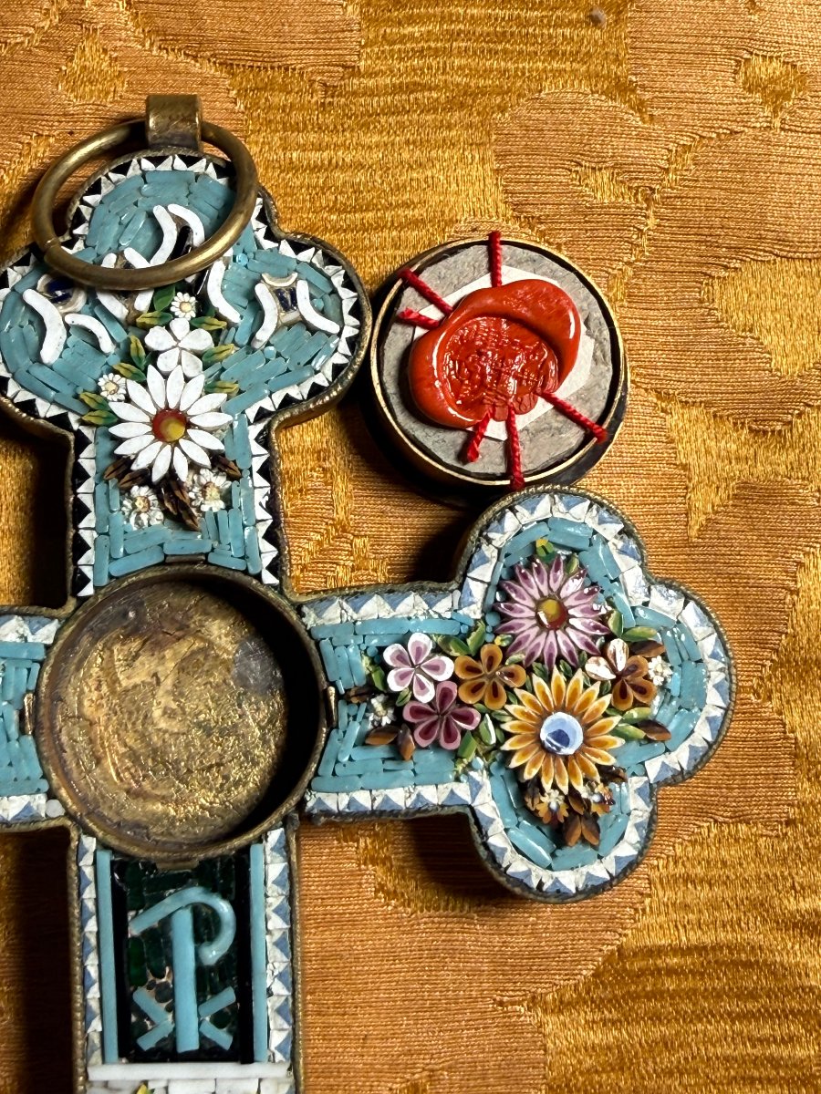 Croix pectorale romaine en mosaïque avec une relique de la Sainte Croix insérée au centre  -photo-3