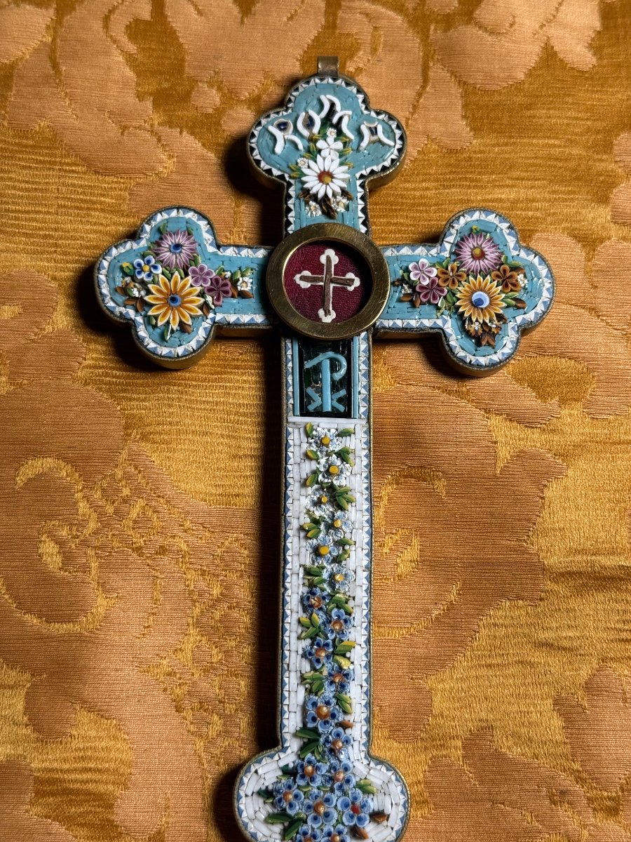 Croix pectorale romaine en mosaïque avec une relique de la Sainte Croix insérée au centre  