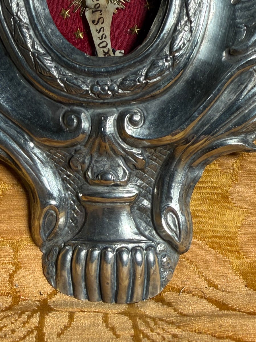 Reliquaire en argent repoussé contenant les reliques de saint Jean-Baptiste, père de la Vierge -photo-3