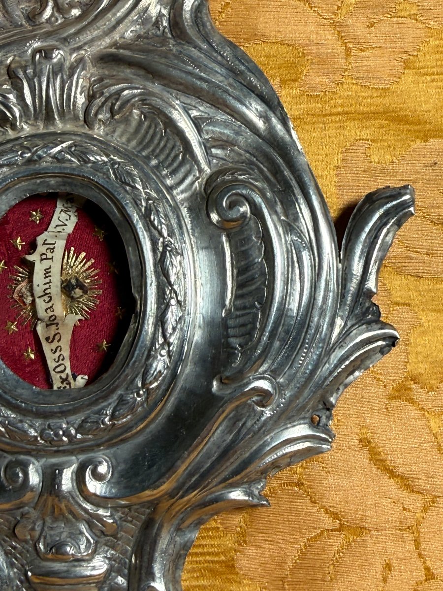 Reliquaire en argent repoussé contenant les reliques de saint Jean-Baptiste, père de la Vierge -photo-4