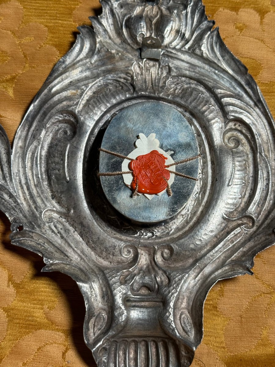 Reliquaire en argent repoussé contenant les reliques de saint Jean-Baptiste, père de la Vierge -photo-3