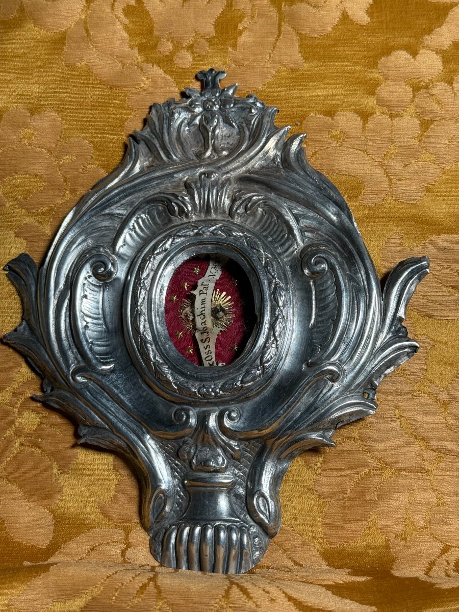 Reliquaire en argent repoussé contenant les reliques de saint Jean-Baptiste, père de la Vierge 