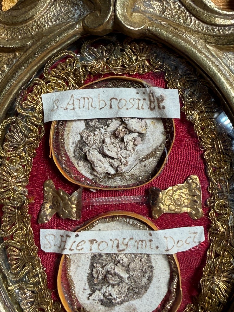 Reliquaire dans un cadre en bronze ouvragé contenant des fragments des saints Ambroise et Jérôm-photo-2