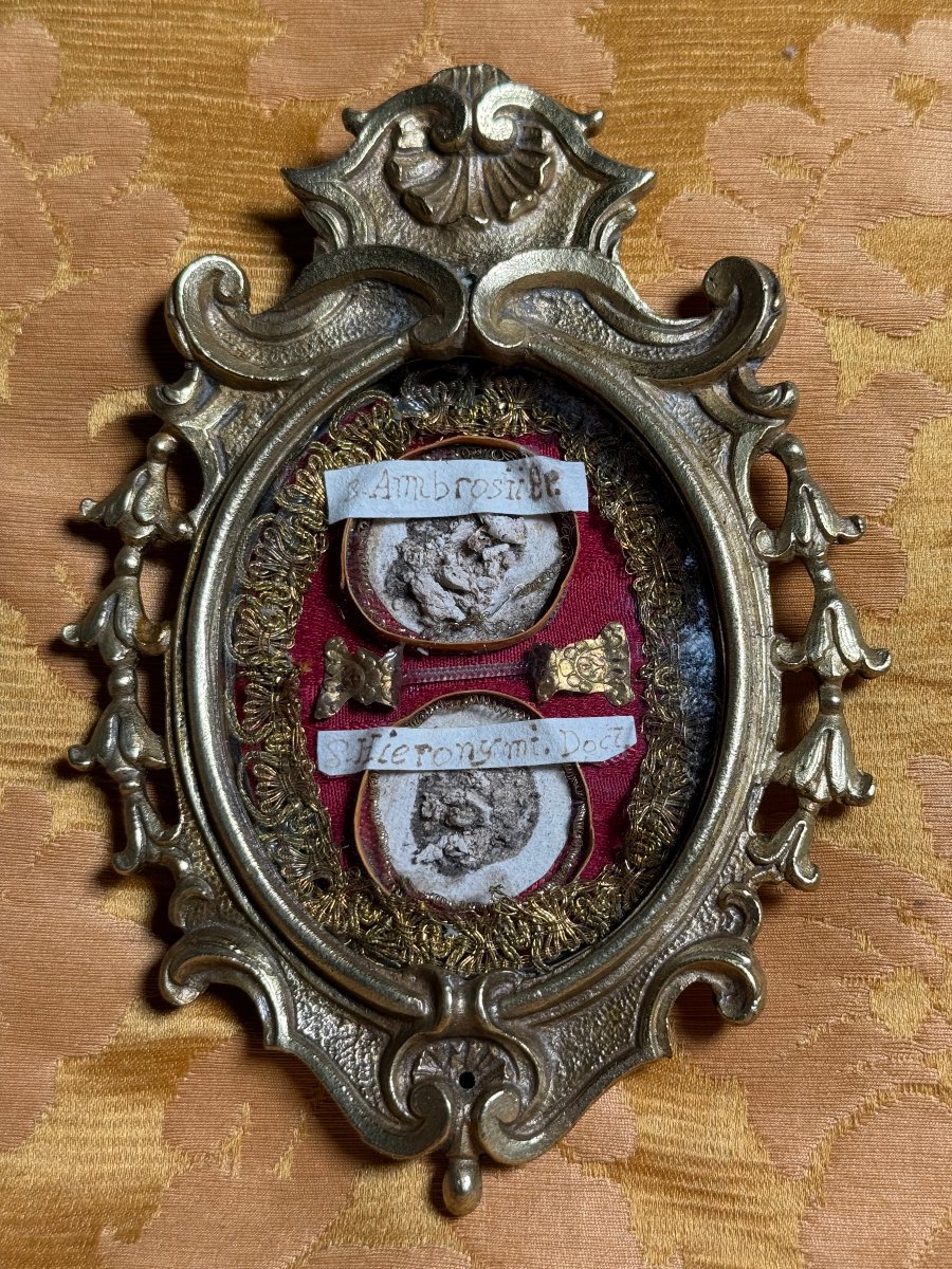 Reliquaire dans un cadre en bronze ouvragé contenant des fragments des saints Ambroise et Jérôm