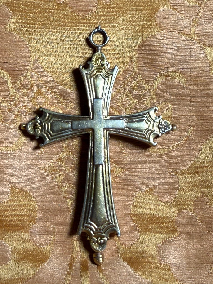 Croix pectorale en argent contenant des reliques de la Sainte Croix  
