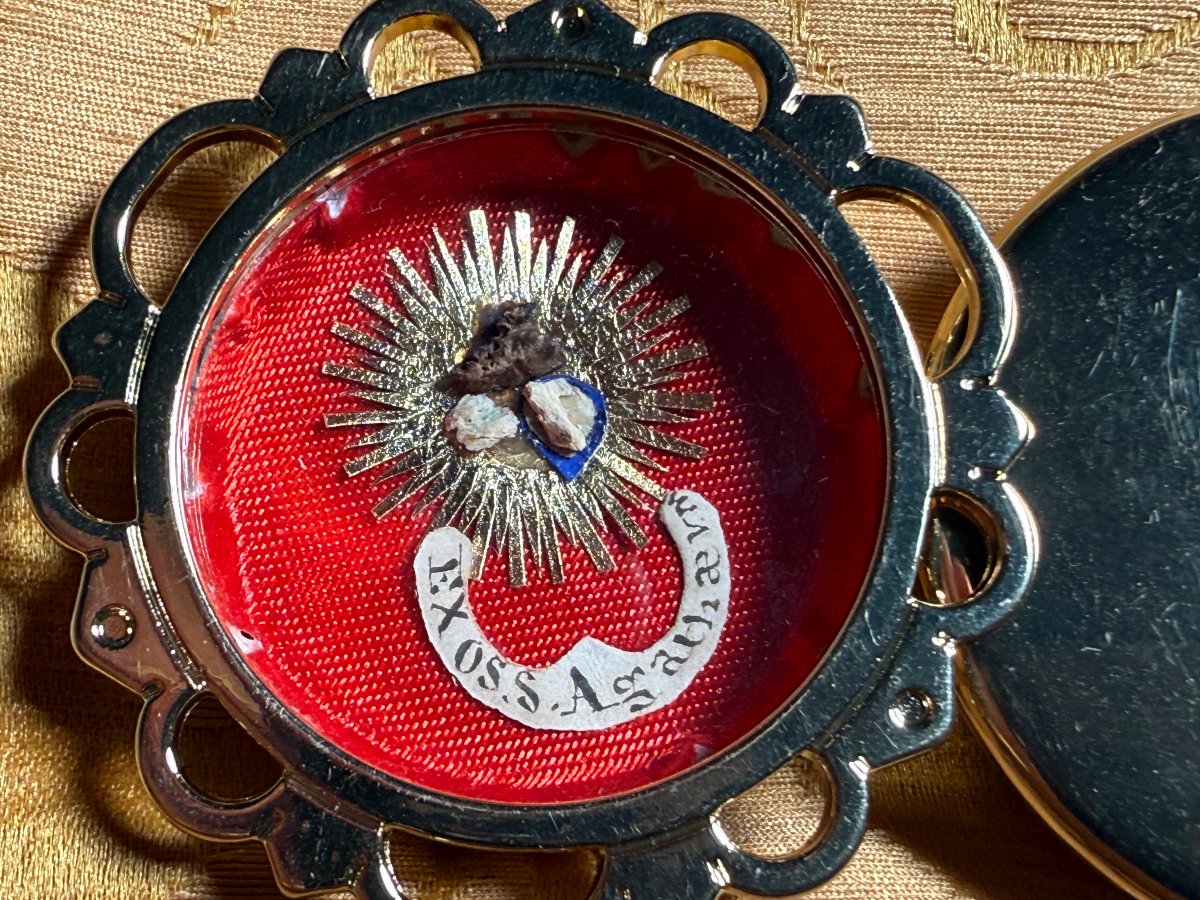 reliquaire en métal contenant une relique de sainte Agathe la Martyre  