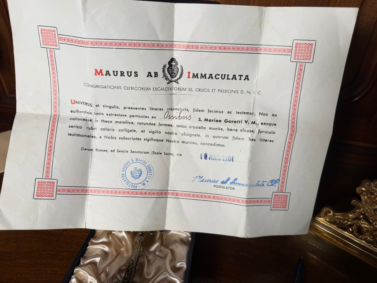 Reliquaire en filigrane d'argent contenant les reliques de sainte Maria Goretti, dans son écrin-photo-2