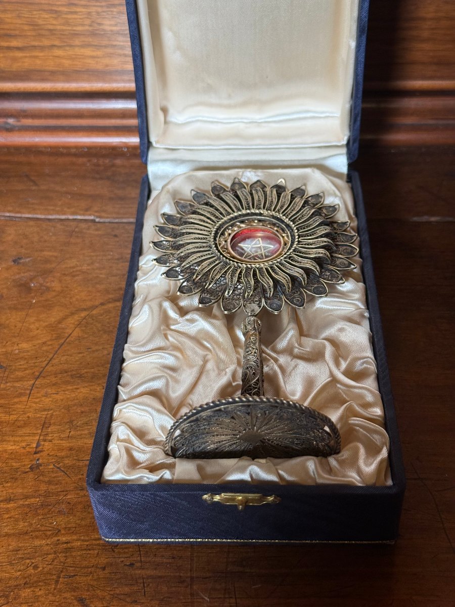 Reliquaire en filigrane d'argent contenant les reliques de sainte Maria Goretti, dans son écrin