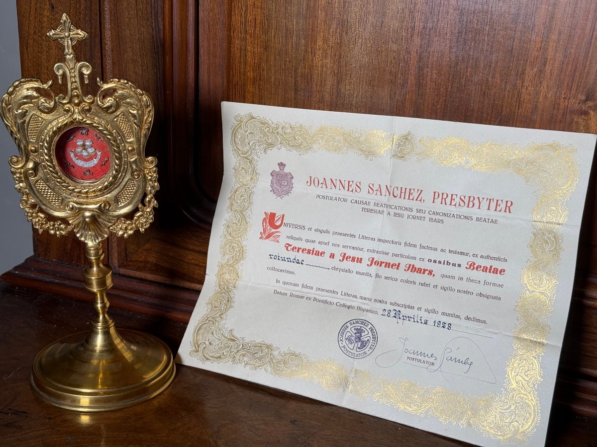 Reliquaire contenant les reliques de Teresa Jornet et Ibars, avec son authentification.  