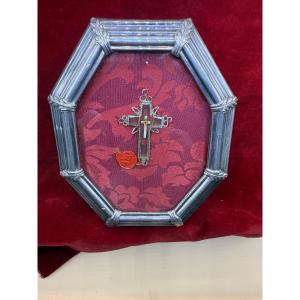 Octagonal Silver Frame Containing A Small Crystal Reliquary With A Fragment Of The Holy Cross. 