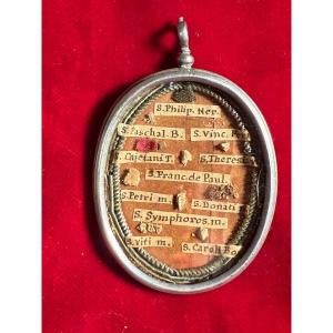 Reliquaire ovale en argent contenant des fragments de 11 saints  