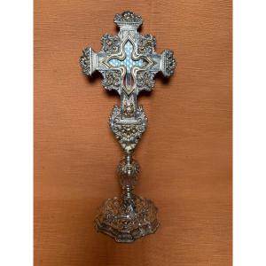 Stauroteca  argenté orné de dorures, contenant un fragment de la Sainte Croix de N.S.J.C.