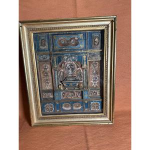   « Paperolle » du début du XIXe siècle, contenant environ 50 fragments  de reliques