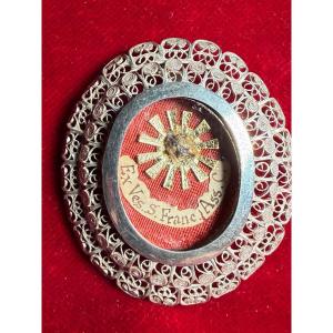 Reliquaire en filigrane d'argent contenant un fragment de la robe de saint François d'Assise  