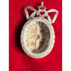 Reliquaire ovale en argent travaillé de la Sainte Croix de Notre Seigneur Jésus-Christ + 4 reli