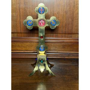 A Reliquary From The Early 1900s Containing A Relic Of The Holy Cross At Its Center 