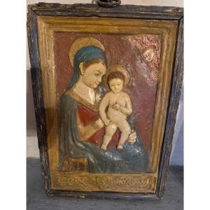 Bas-relief en stuc polychrome du XVIIe siècle représentant la Vierge Marie et l'Enfant  