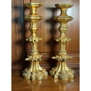 Paire de chandeliers en bois sculpté, dorés à l'or fin, XIXe siècle  