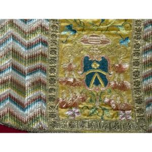 Chasuble florentine du XVIIIe siècle, brodée au point lâche.