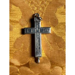 Croix en argent contenant un fragment de l'habit de sainte Thérèse de l'Enfant-Jésus