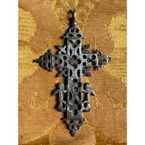 Croix en argent ciselé
