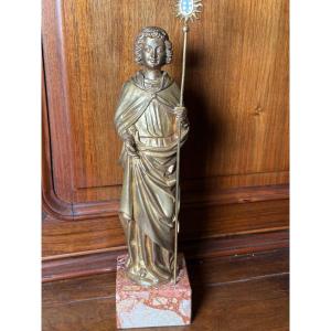 Statuette en bronze représentant un ange tenant dans sa main gauche un bâton relique