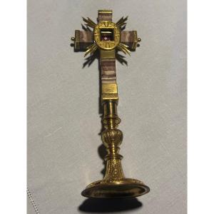 Staurothèque en onyx et bronze doré sur un socle circulaire travaillé et ciselé  