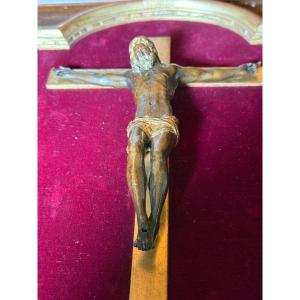 Crucifix en bronze doré du XVIIe siècle, encadré dans un cadre moderne