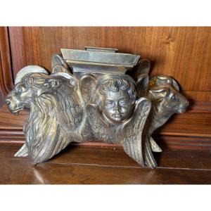 Socle en bronze pour tabernacle ou chaire orné des symboles des quatre Evangélistes  