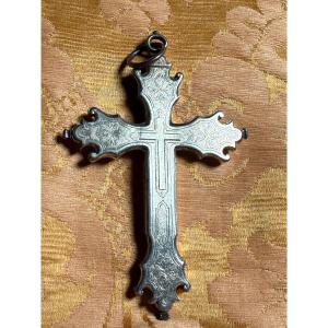 Croix pectorale en métal repoussé et doré contenant les reliques de la Sainte Croix de saint Jo