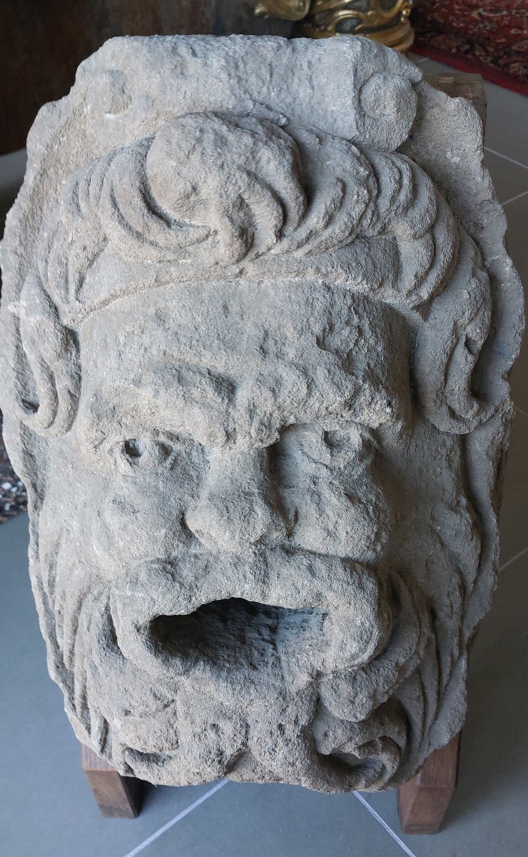Mascaron en marbre de pépérin — XVIe siècle