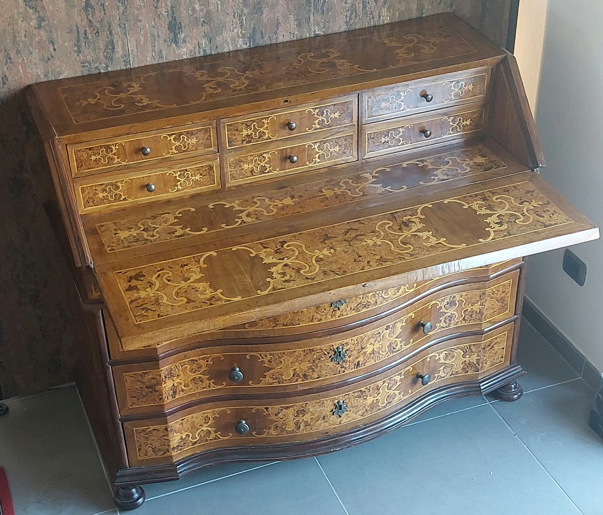 Slant-front Bureau – 18th-century Inlaid Walnut Burl Bureau-photo-4