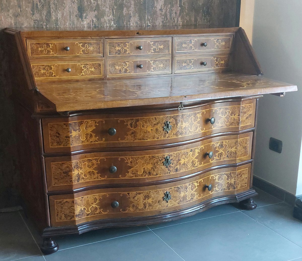 Slant-front Bureau – 18th-century Inlaid Walnut Burl Bureau-photo-1